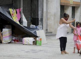 Mãe que mora na rua transforma calçada em um lar para as filhas