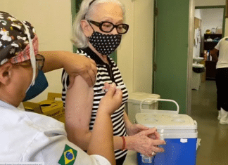 A atriz Fernanda Montenegro dá exemplo e divulga momento em que foi vacinada.