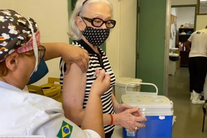 A atriz Fernanda Montenegro dá exemplo e divulga momento em que foi vacinada.