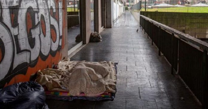 Morador de rua achado sem vida em estação ferroviária tinha mais de R$600 mil no banco