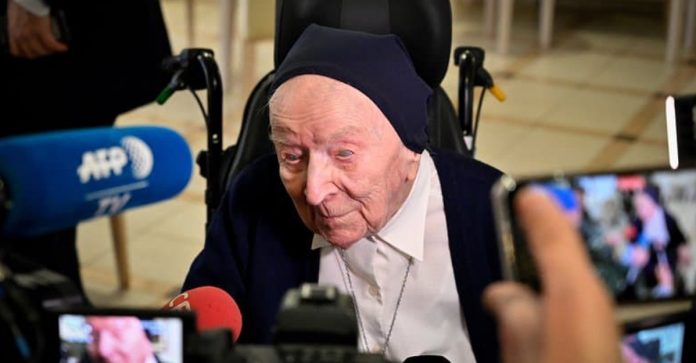 Com 116 anos, a freira Lucile Randon, segunda pessoa mais velha do mundo se cura do Covid-19.