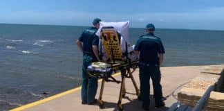 Paramédicos levam paciente para olhar a praia pela última vez. Eles realizaram seu sonho!