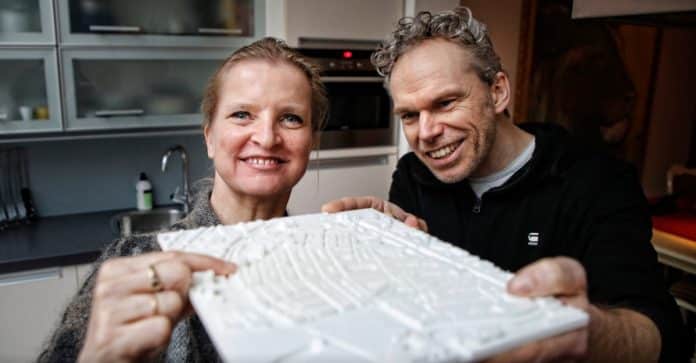 Homem cria um mapa 3D para que sua vizinha com deficiência visual conheça a vizinhança.