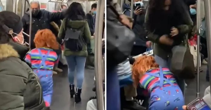 Homem vestido de Chucky ataca mulher sem máscara no metrô de Nova York
