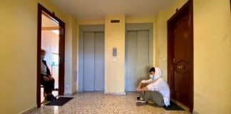 Jovem se reencontra com sua avó no corredor do prédio após quase um ano de pandemia.