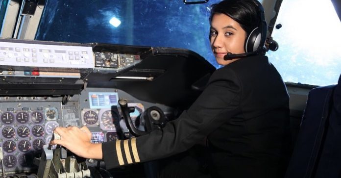 Aos 25 anos, uma jovem indiana se tornou a piloto mais jovem de seu país e realizou seu sonho