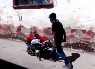 Vídeo mostra filho levando sua mãe de 100 anos em um carrinho de mão para vaciná-la.