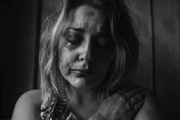 contioutra.com - Mulher vítima de violência doméstica pede ajuda em bilhete: “Socorro, ele tá aí fora”.