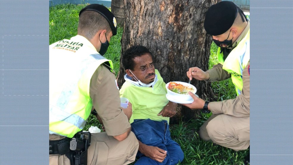 contioutra.com - Policiais alimentam homem em situação de rua que estava há dois dias sem comer