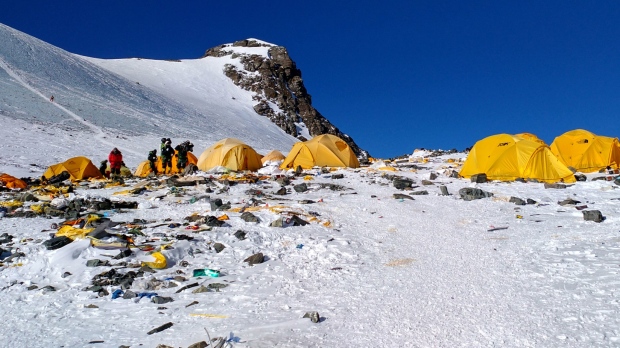 contioutra.com - Exército do Nepal limpa o Everest ao coletar duas toneladas de lixo e entulho