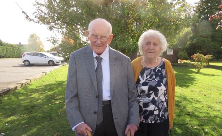 contioutra.com - A última fotografia de um casal faleceu de coronavírus. Estavam juntos há 70 anos.