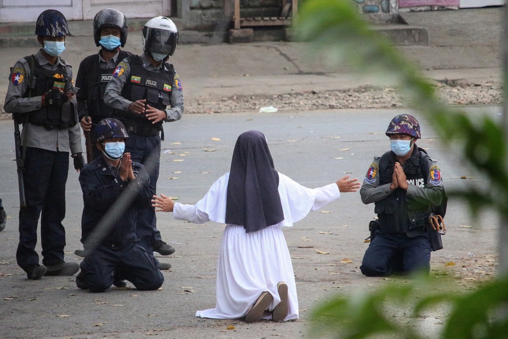 contioutra.com - Freira se ajoelha diante de soldados armados para defender crianças na Birmânia