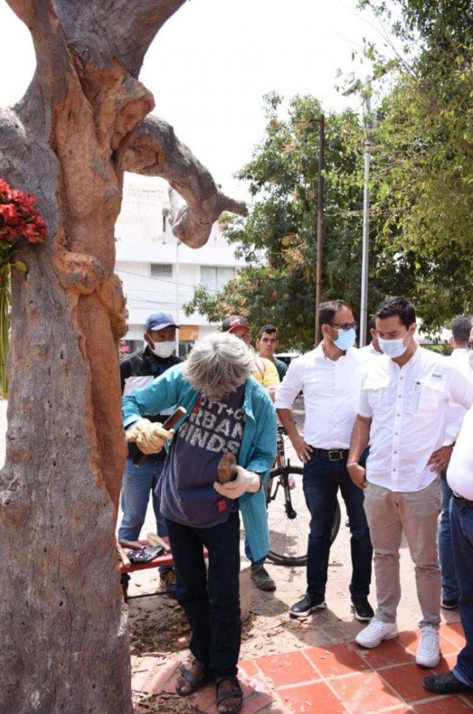 contioutra.com - Escultor de rua transforma uma árvore morta na imagem de Jesus Cristo: "Um presente de Deus"