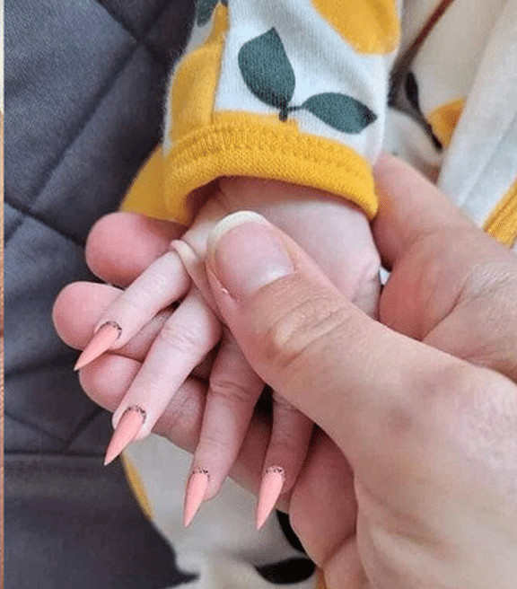 contioutra.com - Influenciadora &eacute; cancelada ap&oacute;s fazer unhas de gel em filha rec&eacute;m-nascida