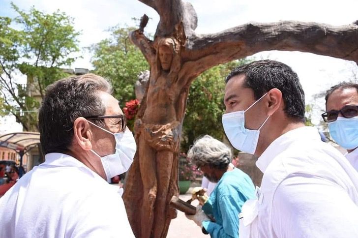 contioutra.com - Escultor de rua transforma uma árvore morta na imagem de Jesus Cristo: "Um presente de Deus"