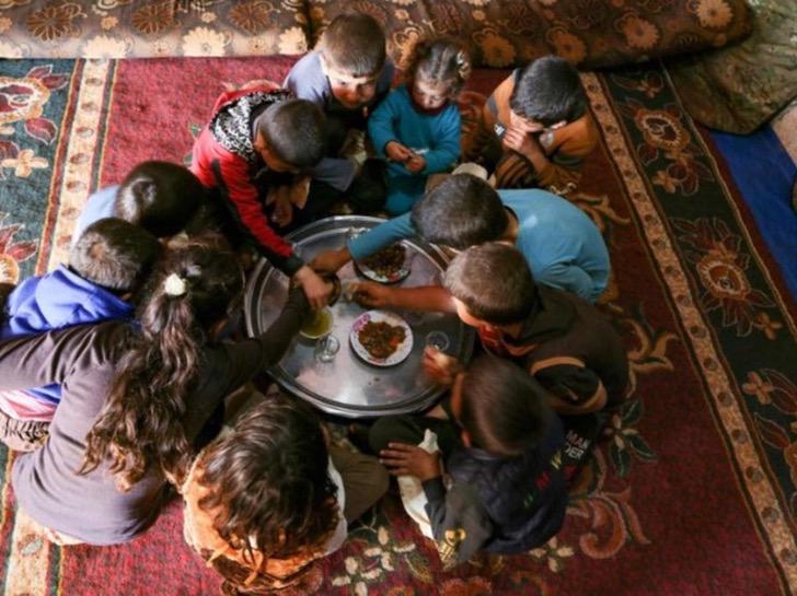 contioutra.com - Vovô sírio de 83 anos adota 11 netos depois de perder seus filhos na guerra.