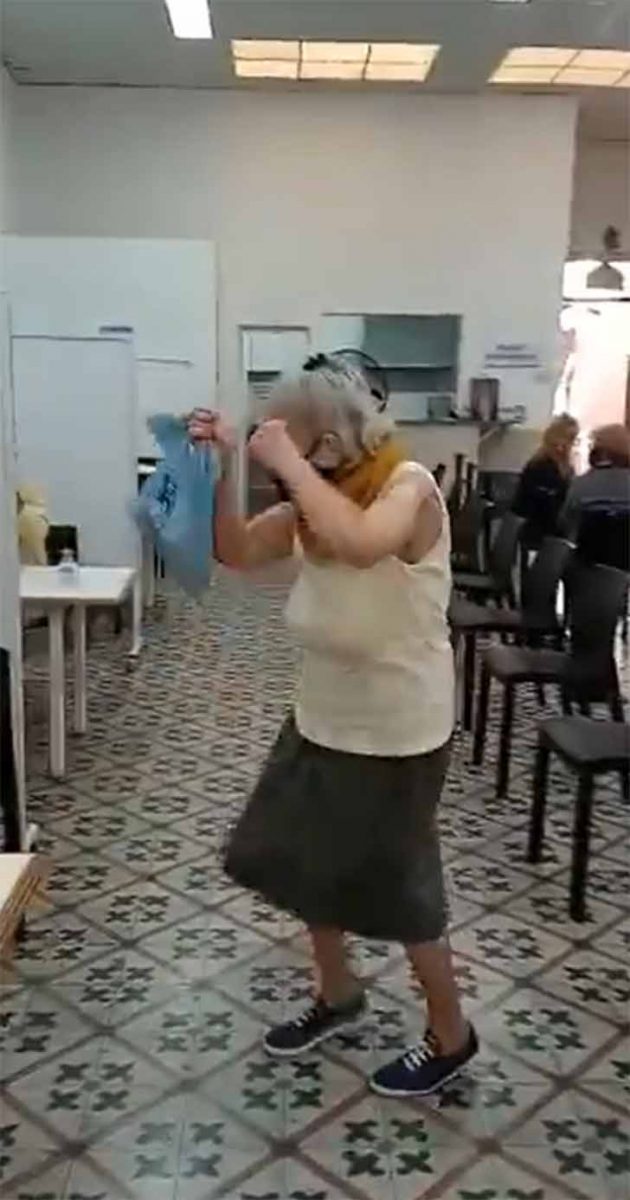 contioutra.com - Com máscara dos Beatles, vovó argentina dança de alegria após ser vacinada. Veja o vídeo!