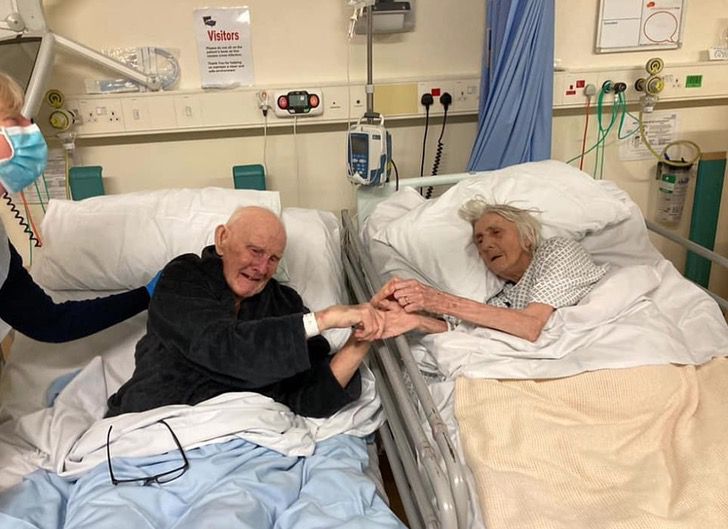 contioutra.com - A última fotografia de um casal faleceu de coronavírus. Estavam juntos há 70 anos.