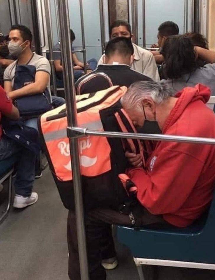 contioutra.com - Idoso de 70 anos que faz entregas à pé é visto dormindo após um longo dia de trabalho