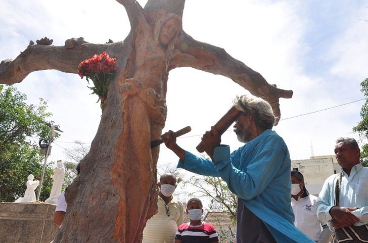 contioutra.com - Escultor de rua transforma uma árvore morta na imagem de Jesus Cristo: "Um presente de Deus"