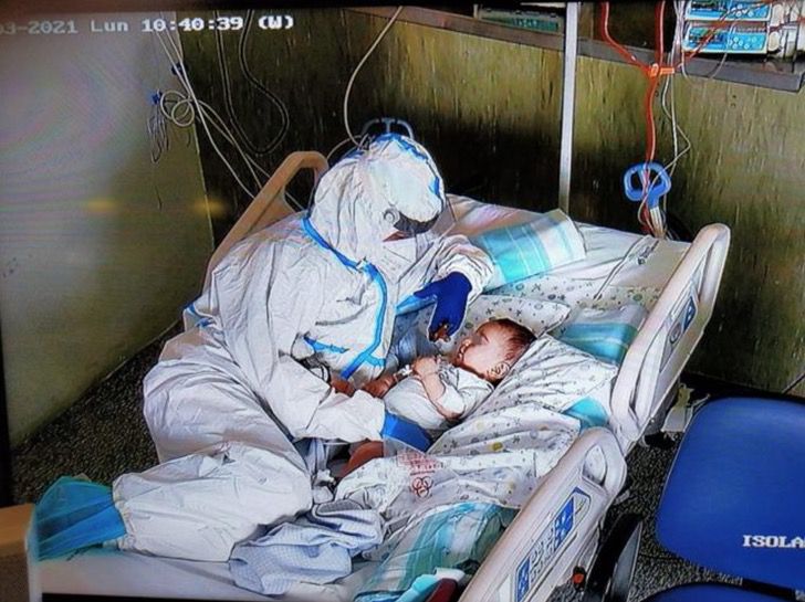 contioutra.com - Comovida com situação de bebê em estado crítico, enfermeira se deita ao lado dele e o acolhe