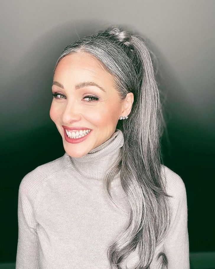 contioutra.com - Aos 51 anos, ela parou de pintar seus cabelos grisalhos e está mais feliz do que nunca