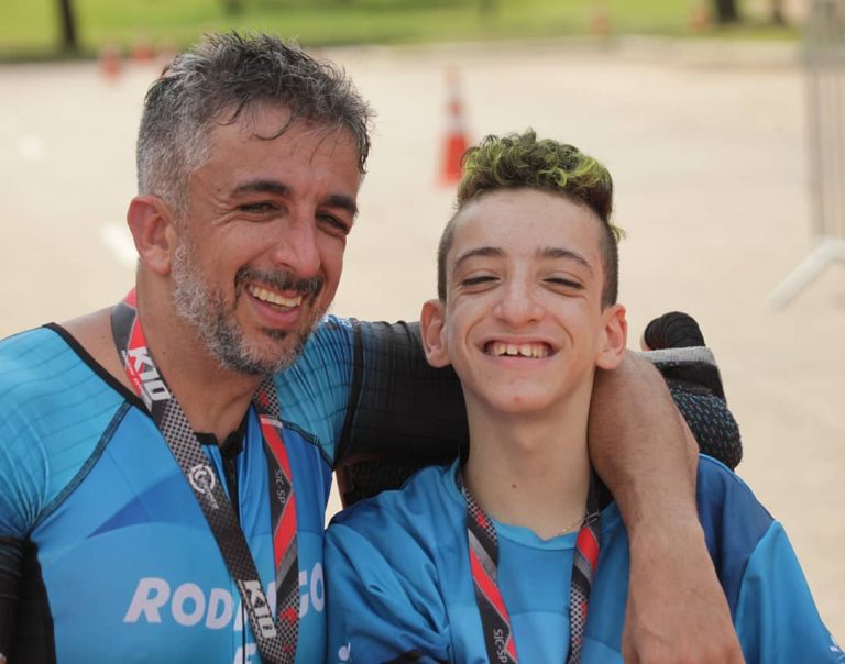 contioutra.com - Pai participa de triátlon com filho que tem paralisia cerebral e diz com orgulho: "É minha inspiração!"