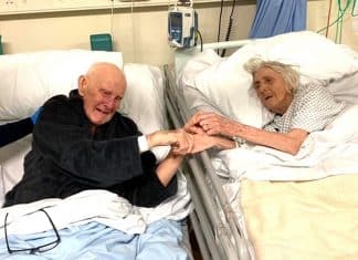 A última fotografia de um casal faleceu de coronavírus. Estavam juntos há 70 anos.