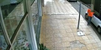 Homem com coronavírus é detido depois de passar a mão em maçaneta de carro no RS Homem com coronavírus é detido depois de passar a mão em maçaneta de carro no RS