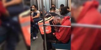 Idoso de 70 anos que faz entregas à pé é visto dormindo após um longo dia de trabalho