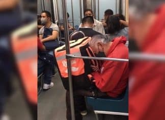 Idoso de 70 anos que faz entregas à pé é visto dormindo após um longo dia de trabalho