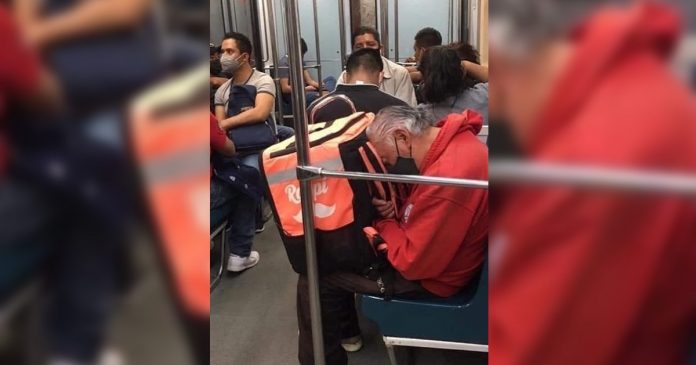 Idoso de 70 anos que faz entregas à pé é visto dormindo após um longo dia de trabalho