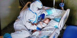 Comovida com situação de bebê em estado crítico, enfermeira se deita ao lado dele e o acolhe