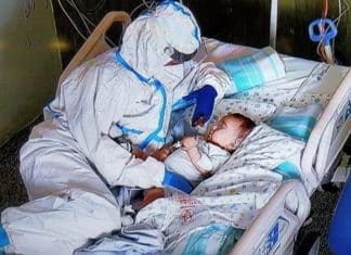 Comovida com situação de bebê em estado crítico, enfermeira se deita ao lado dele e o acolhe