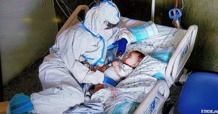 Comovida com situação de bebê em estado crítico, enfermeira se deita ao lado dele e o acolhe