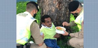 Policiais alimentam homem em situação de rua que estava há dois dias sem comer