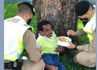 Policiais alimentam homem em situação de rua que estava há dois dias sem comer