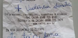 Mulher vítima de violência doméstica pede ajuda em bilhete: “Socorro, ele tá aí fora”.
