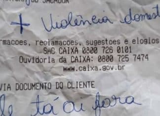 Mulher vítima de violência doméstica pede ajuda em bilhete: “Socorro, ele tá aí fora”.