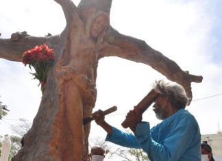 Escultor de rua transforma uma árvore morta na imagem de Jesus Cristo: “Um presente de Deus”