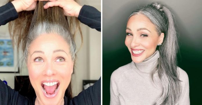 Aos 51 anos, ela parou de pintar seus cabelos grisalhos e está mais feliz do que nunca