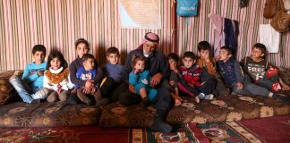 Vovô sírio de 83 anos adota 11 netos depois de perder seus filhos na guerra.
