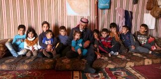 Vovô sírio de 83 anos adota 11 netos depois de perder seus filhos na guerra.