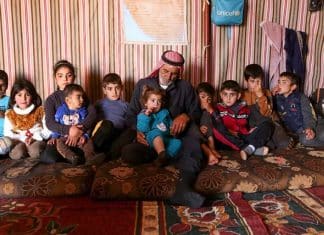 Vovô sírio de 83 anos adota 11 netos depois de perder seus filhos na guerra.