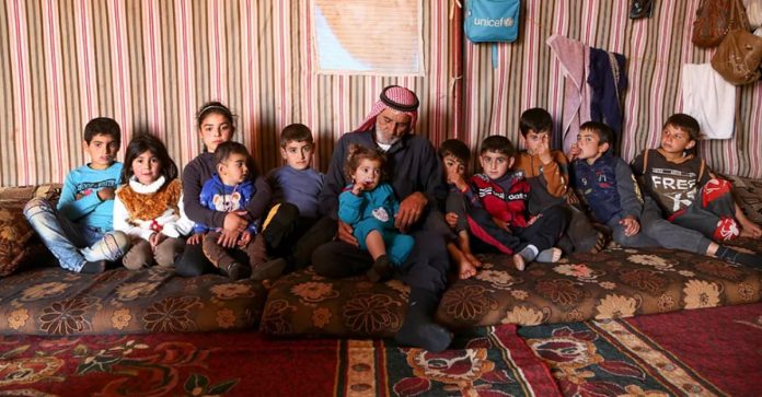 Vovô sírio de 83 anos adota 11 netos depois de perder seus filhos na guerra.