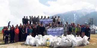 Exército do Nepal limpa o Everest ao coletar duas toneladas de lixo e entulho