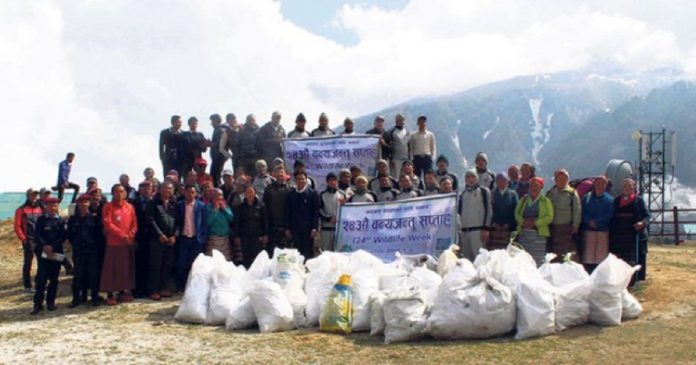 Exército do Nepal limpa o Everest ao coletar duas toneladas de lixo e entulho
