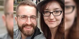 Mulher com 1,85 m de altura faz compras à noite para que namorado baixinho não seja ridicularizado Mulher com 1,85 m de altura faz compras à noite para que namorado baixinho não seja ridicularizado