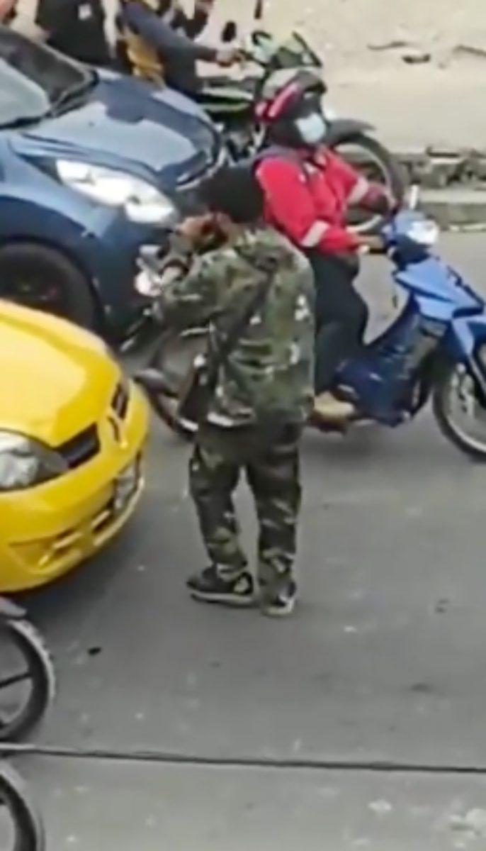 contioutra.com - Vídeo comovente mostra artista de rua se consolando com vira-lata após ser ignorado no semáforo