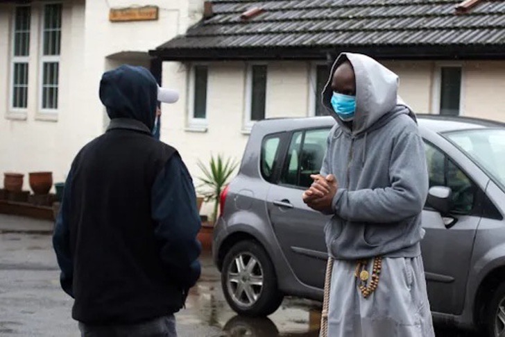 contioutra.com - Padres Franciscanos abrem as portas das Igrejas para os necessitados durante a pandemia